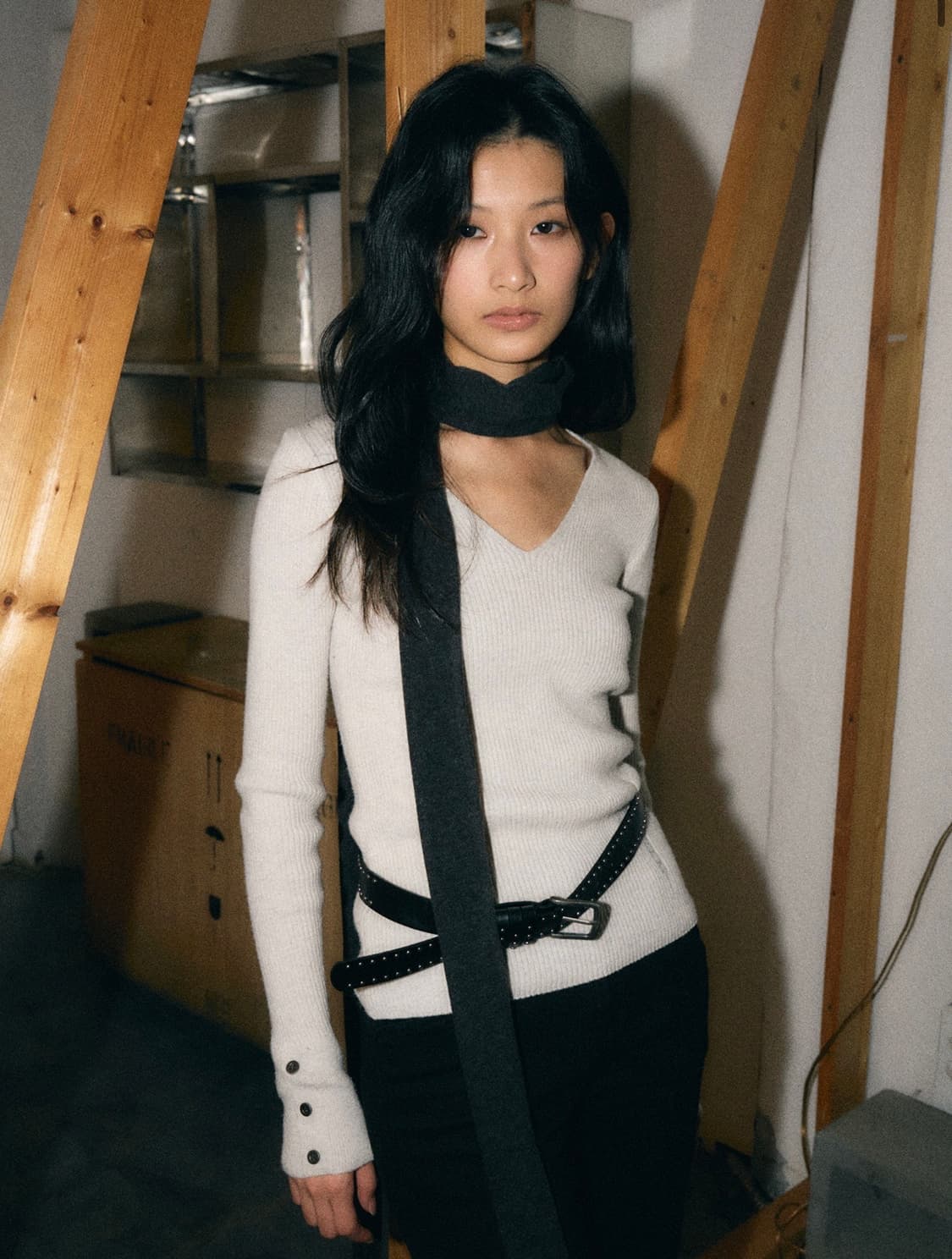 새상품 헬레네파리스 데미지드 브이넥 리브드 니트 오트밀 상품이미지6