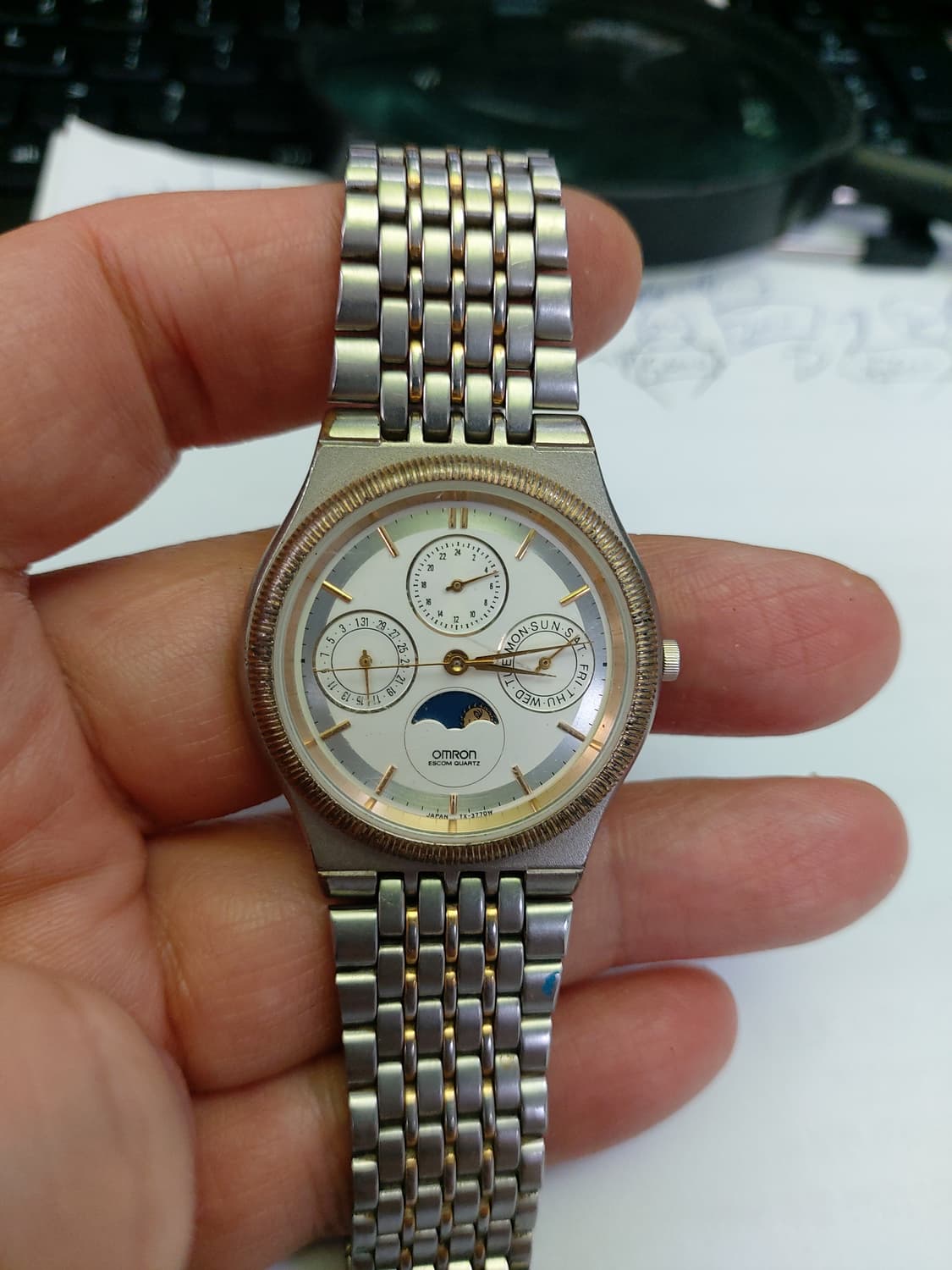 Omron 브랜드의 문페이즈 쿼츠 시계 상품이미지1