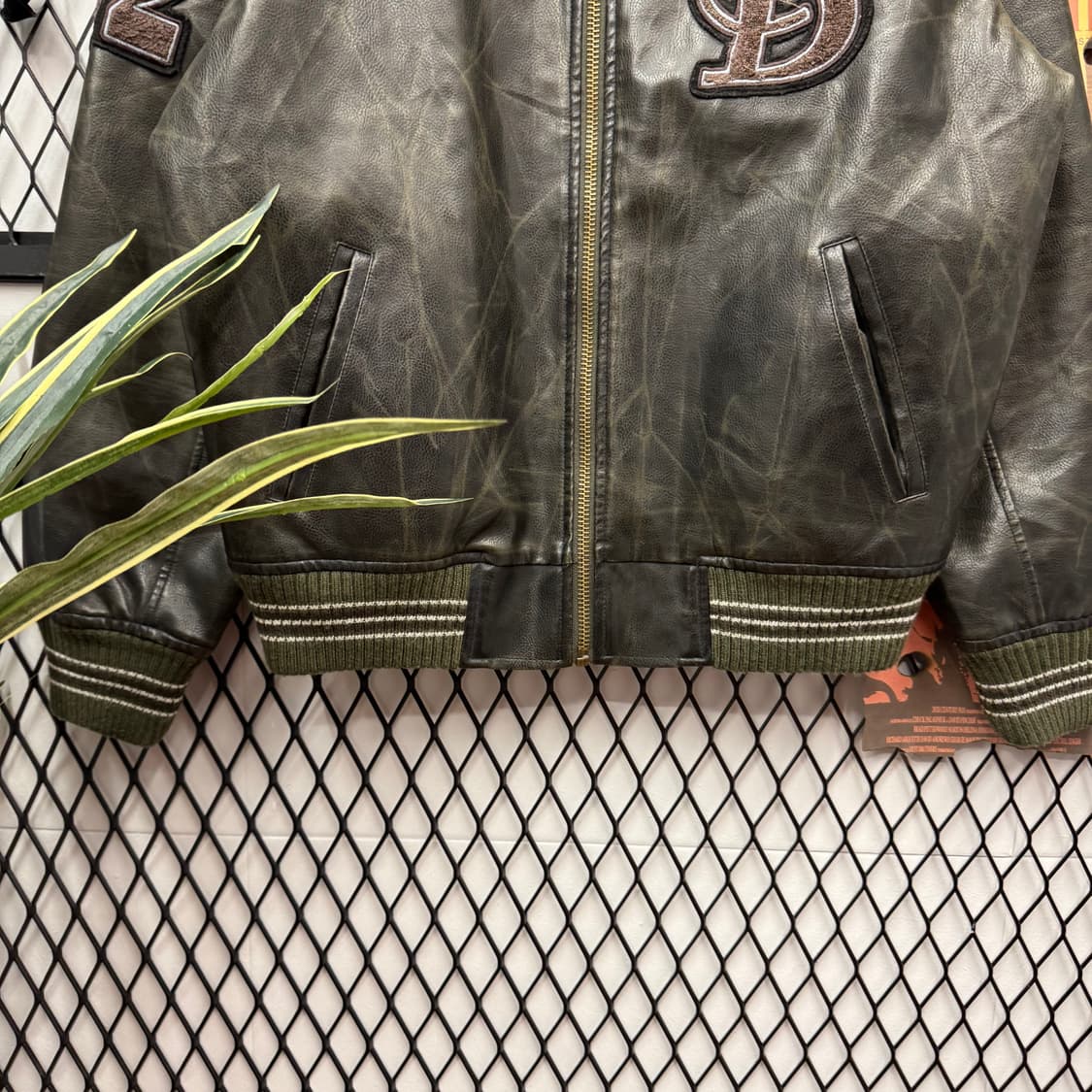 JPN VINTAGE 크랙 레더 바시티자켓 빅로고 포인트 다크브라운 상품이미지4