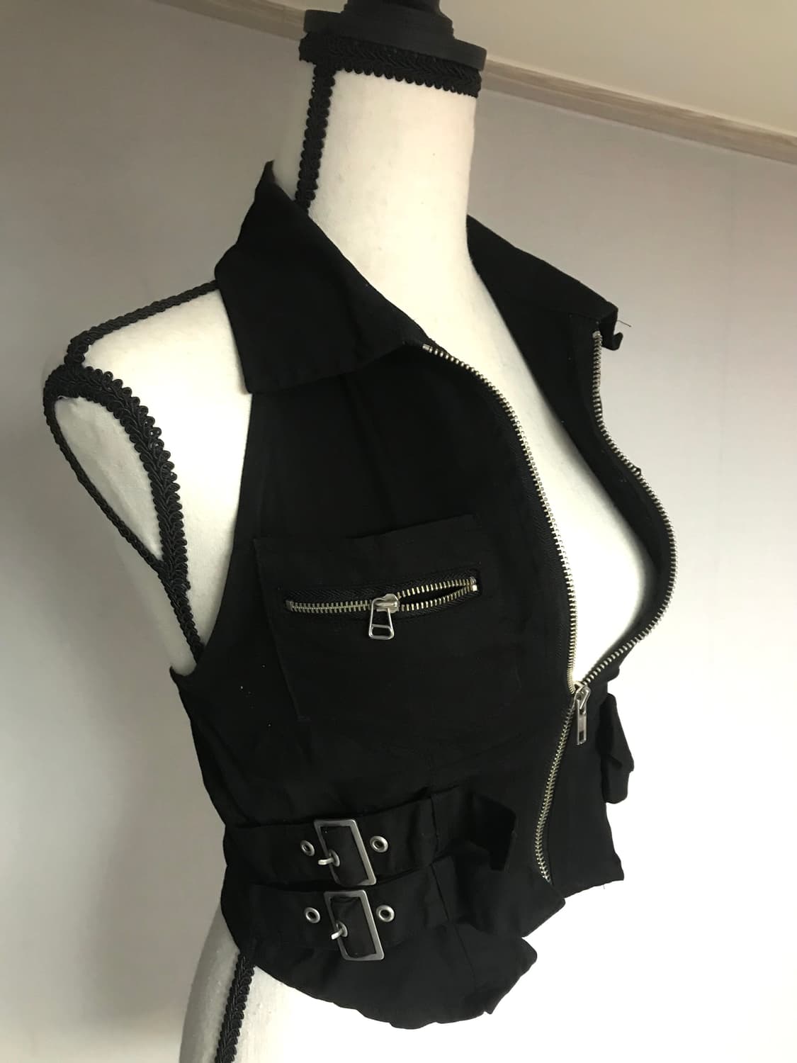 Multi-Pocket Buckle Halterneck Vest 상품이미지1