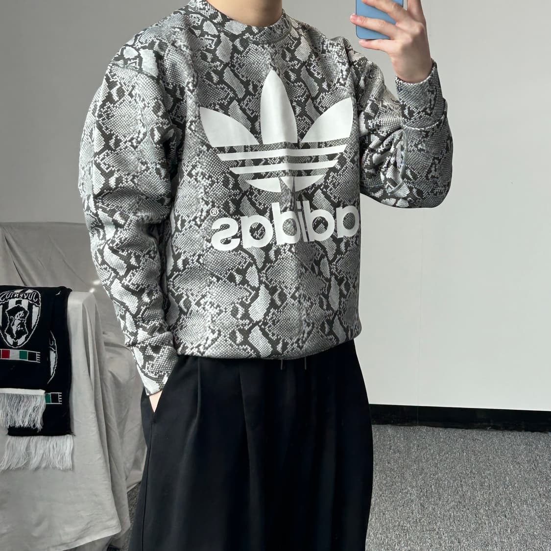 아디다스 x Hyke 파이어버드 스네이크 패턴 맨투맨 상품이미지3