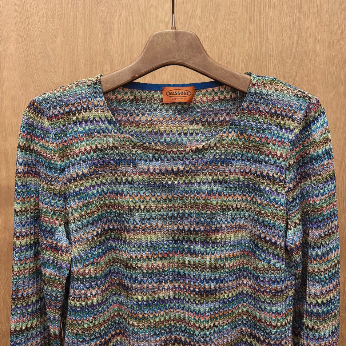 미쏘니 라운드넥 니트 롱슬리브탑 웨이브 패턴 디테일 멀티컬러 상품이미지4