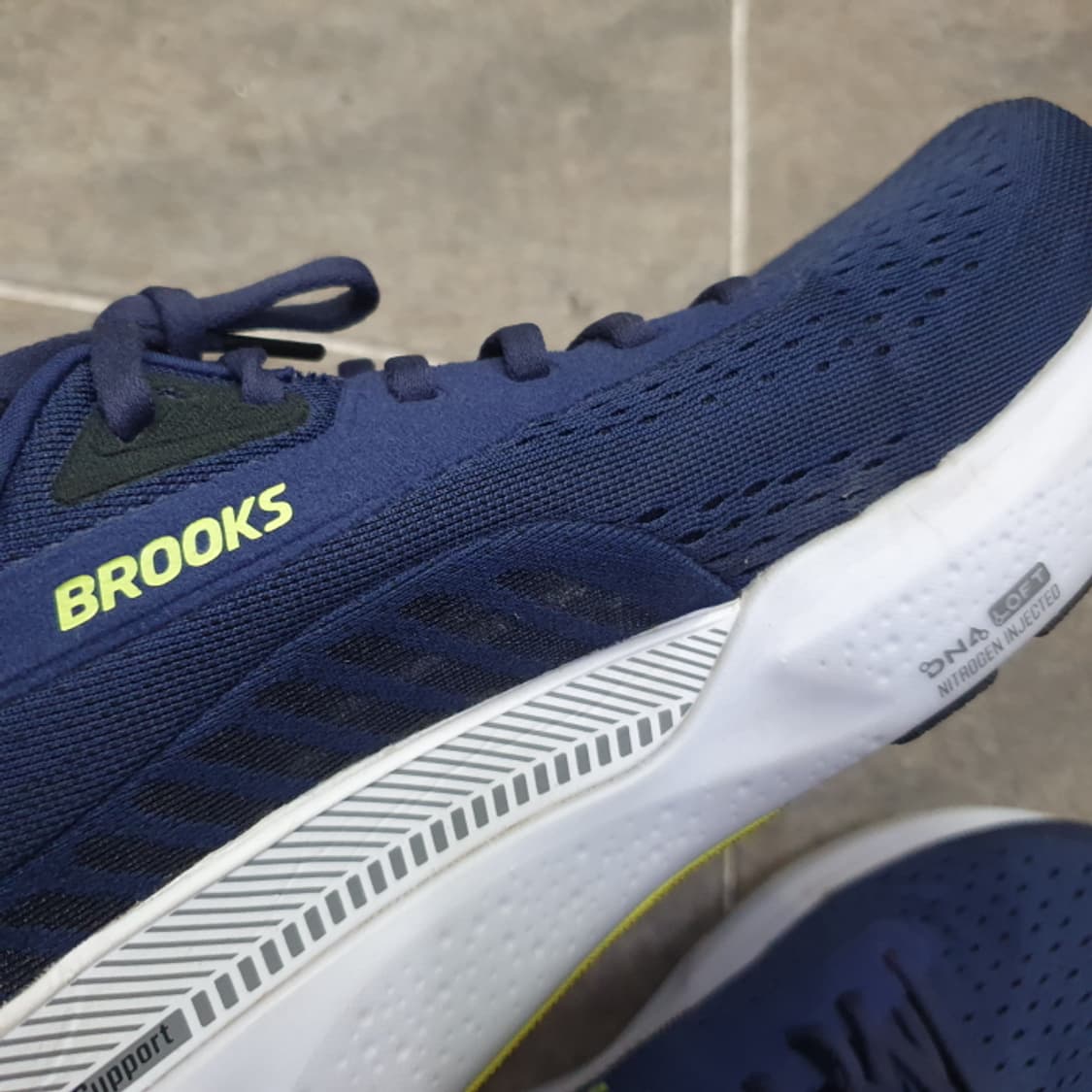 BROOKS 브룩스 아드레날린 GTS 24 남자러닝화(285) 상품이미지6