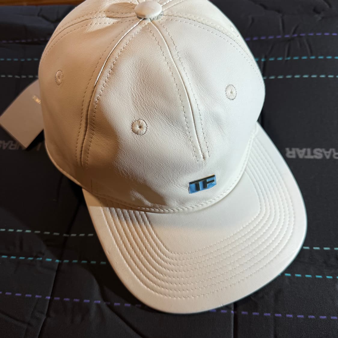 톰포드 23 S/S 금장 TF 로고 레더 볼캡 판매 합니다. 상품이미지2