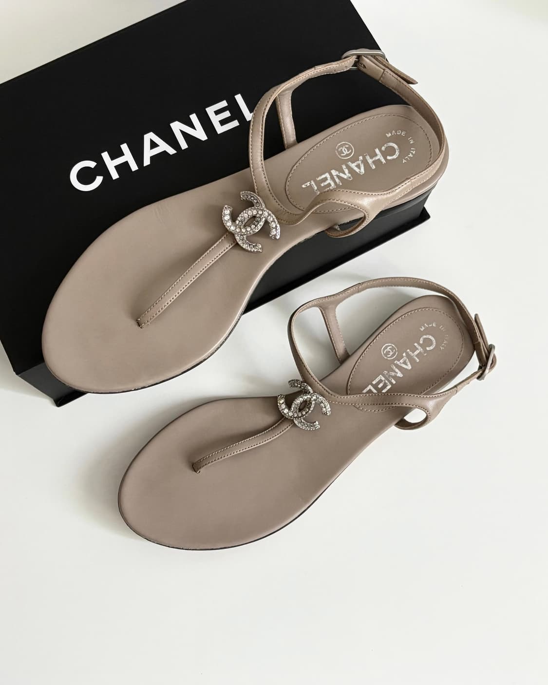 CHANEL 샤넬 CC 큐빅 로고 T스트랩 샌들 - beige/silve 상품이미지2