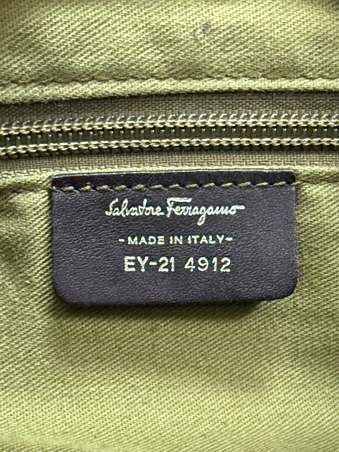 Ferragamo Gancin Crossbody Bag 상품이미지9