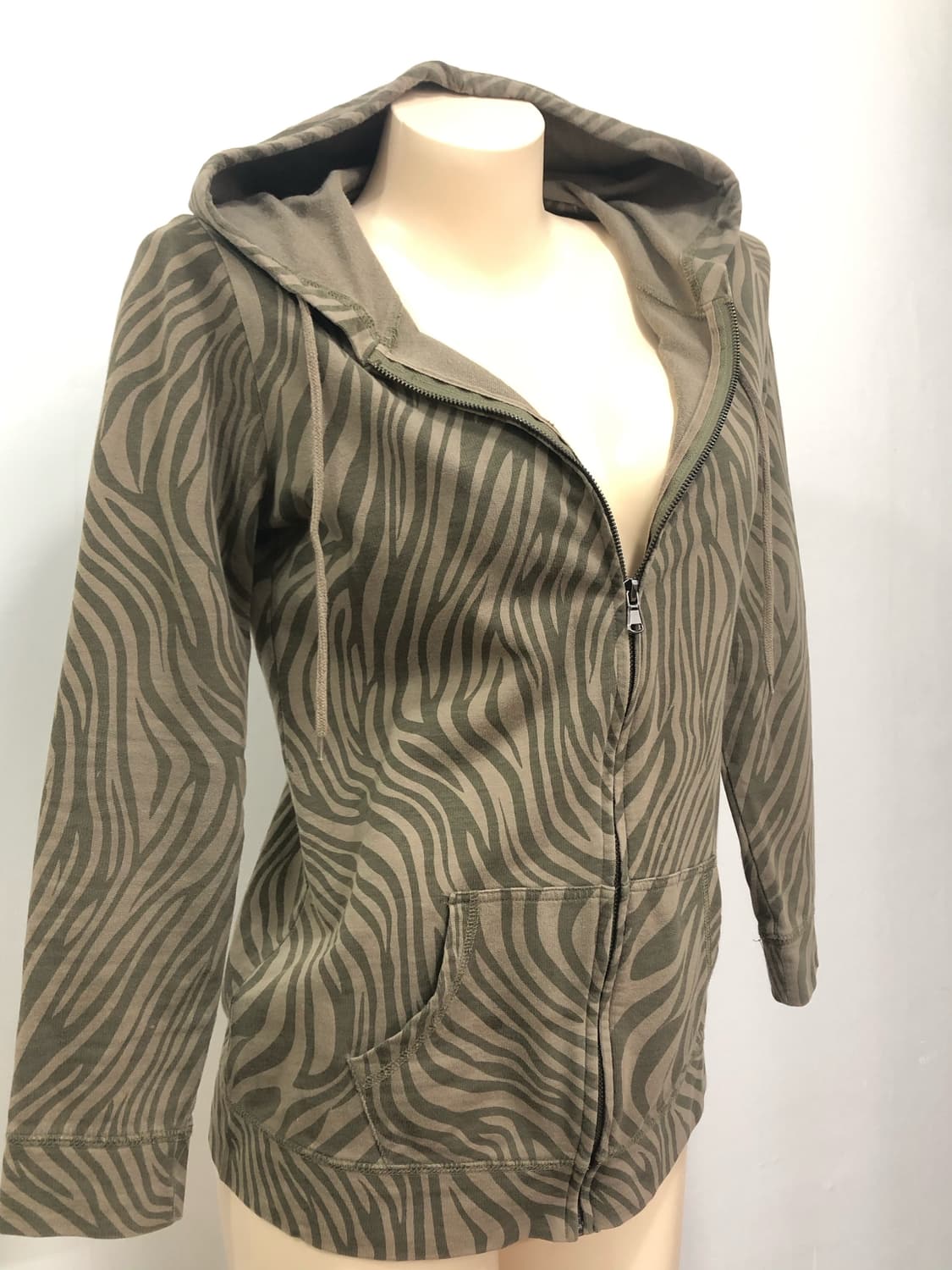 khaki zebra pattern hooded zip up 상품이미지4