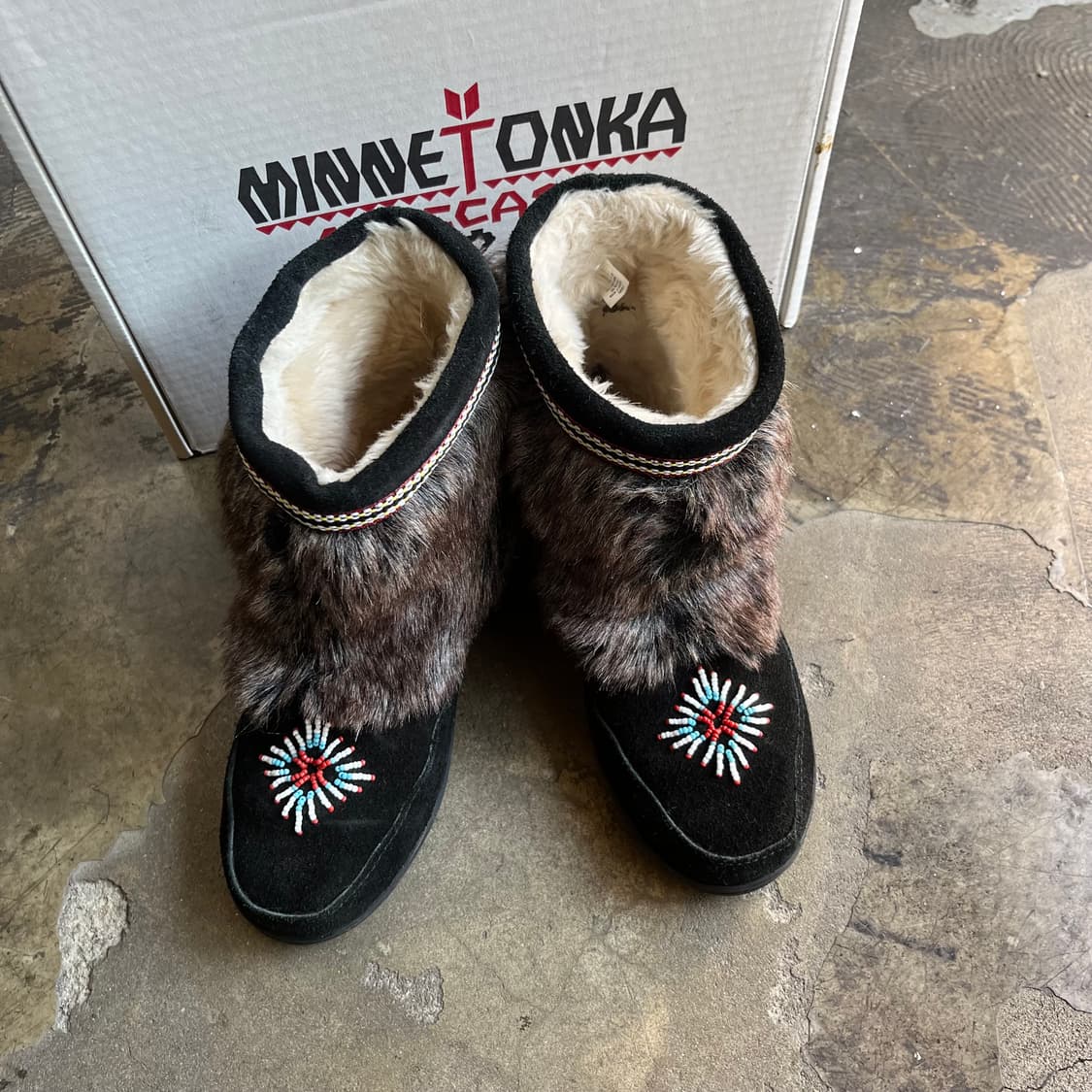 미네통카 퍼 비즈 미들 부츠 상품이미지1