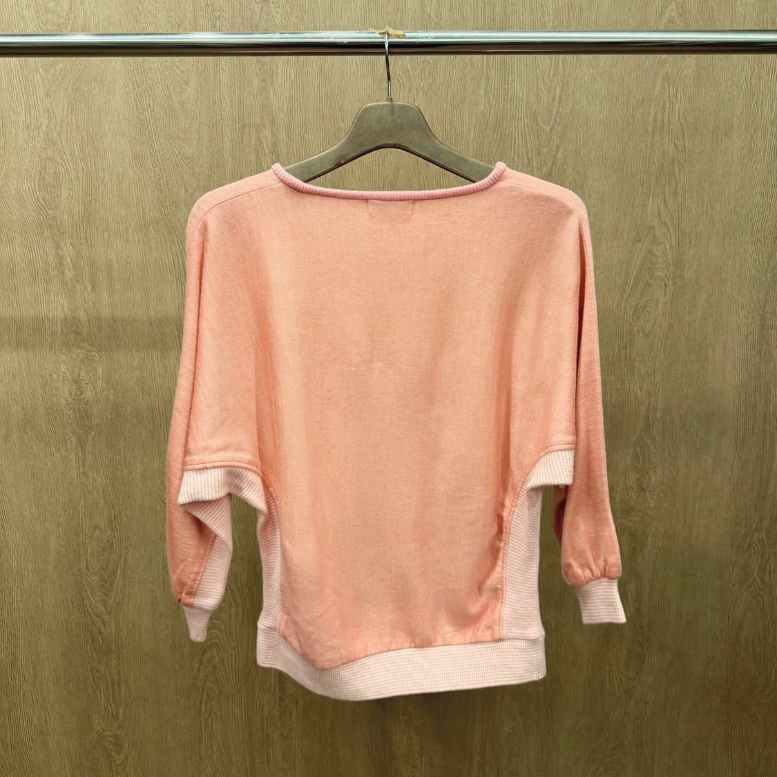 꾸레쥬 라운드넥 니트 스트라이프 배색 패널 디테일 루즈핏 핑크 상품이미지3