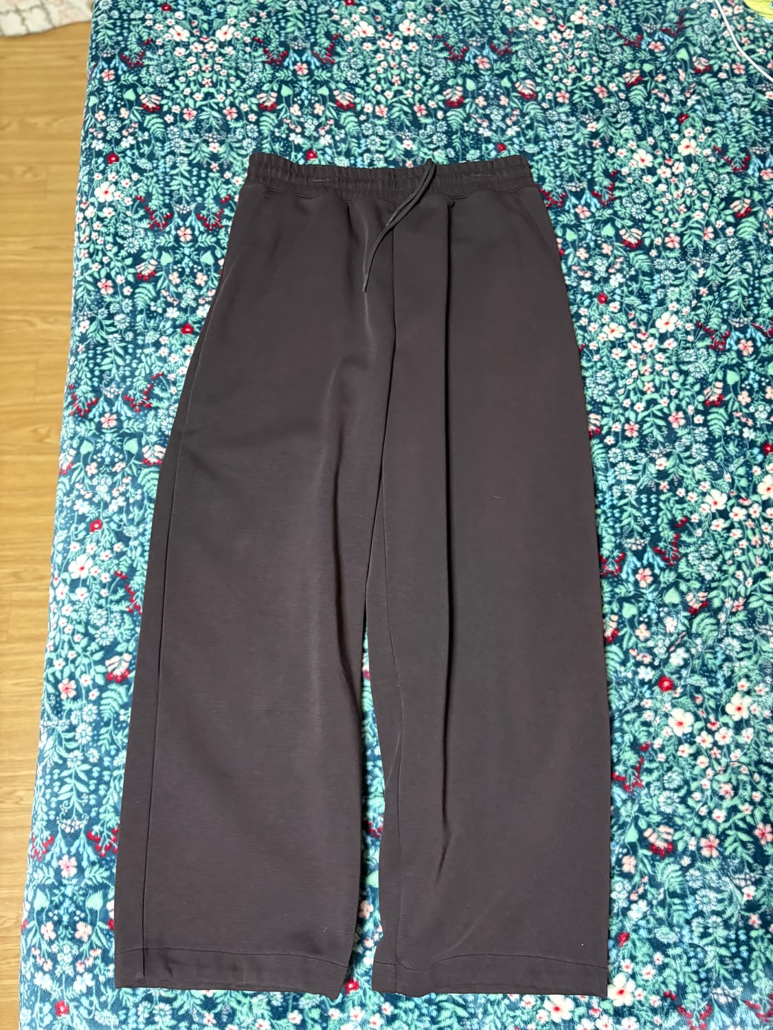 유니클로 U - 다크브라운 와이드 스웻팬츠 상품이미지1