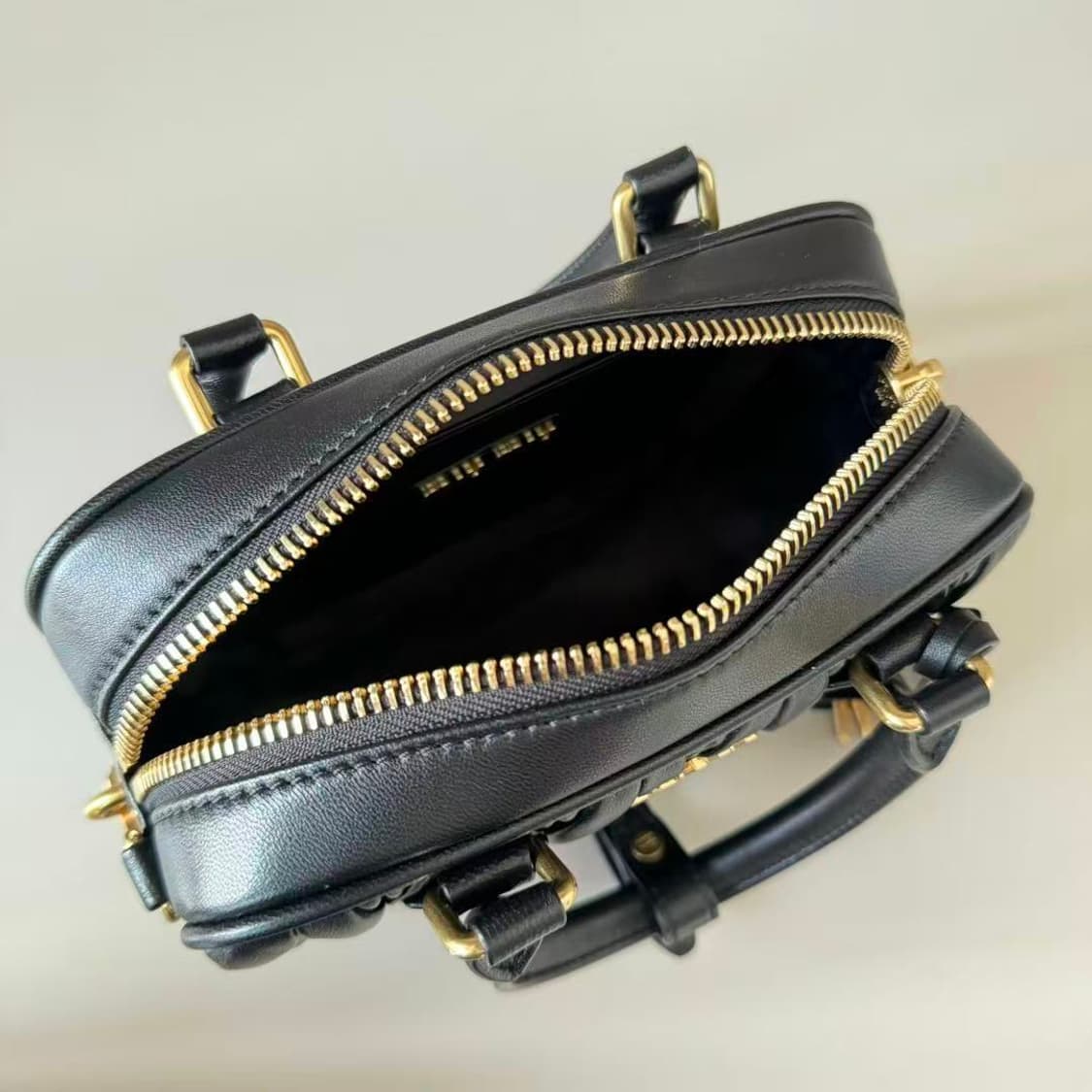 미우 미우 마테라쎄 나파 가죽 탑 핸들백 블랙"📢 상품 설명 및 거래  상품이미지5