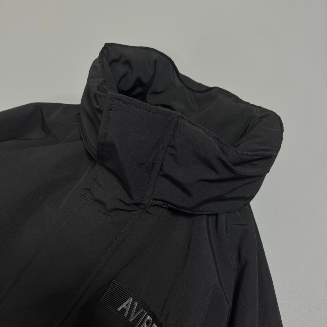 아비렉스(AVIREX) 블랙컬러 자수 네임라벨 2way 후드 패디드 파카 상품이미지4