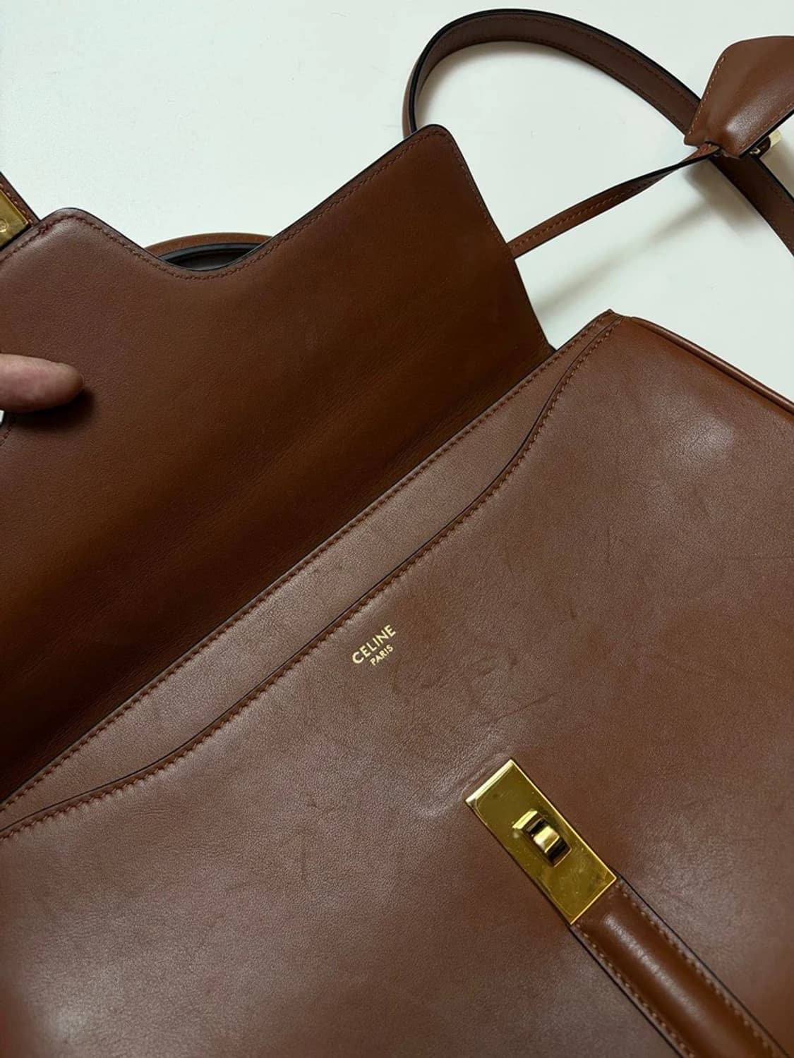 셀린느 클래식 16 백 내추럴 미디움 카프스킨 탠 숄더백 Q1529 상품이미지6