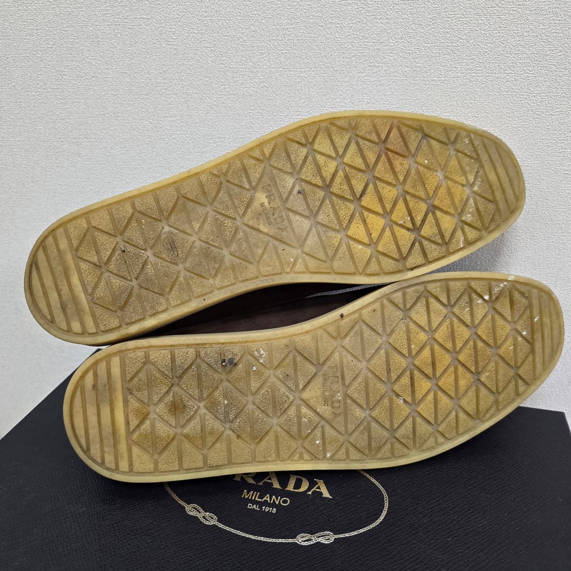 프라다 스웨이드 삼각 로고 로퍼 8사이즈 판매 상품이미지5