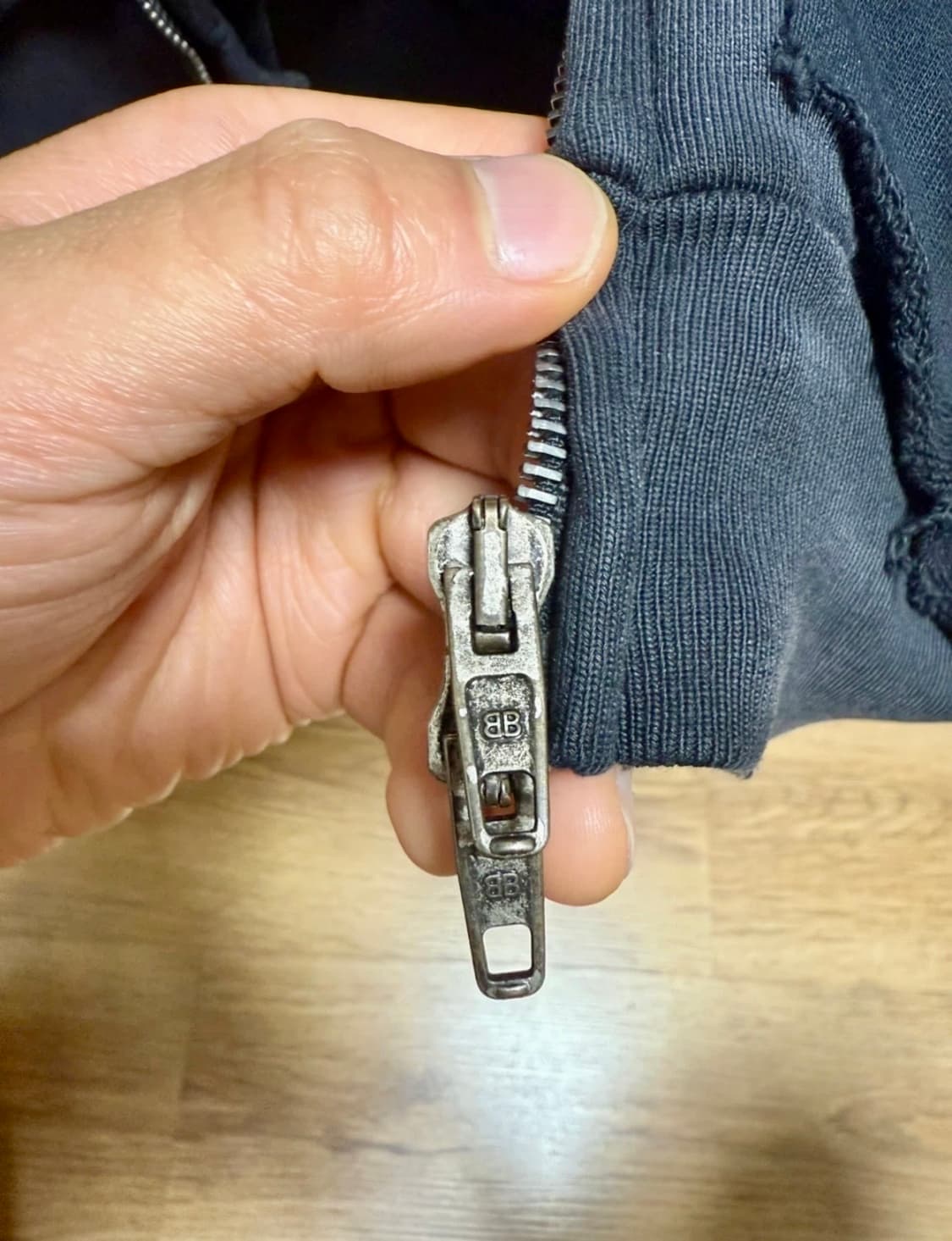 발렌시아가 테이프 타입 후드 집업 페이드 블랙 팝니다 상품이미지3