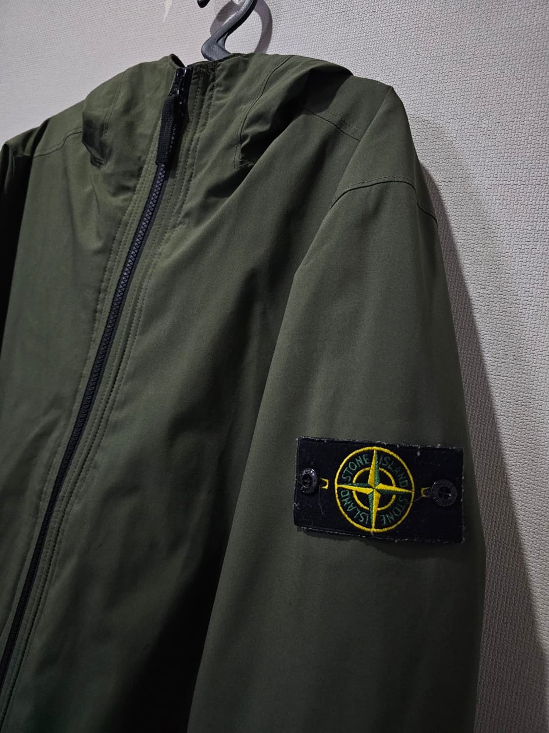 정품 20FW 스톤아일랜드 소프트쉘 카키 와펜 후드 자켓 100 / L 상품이미지2