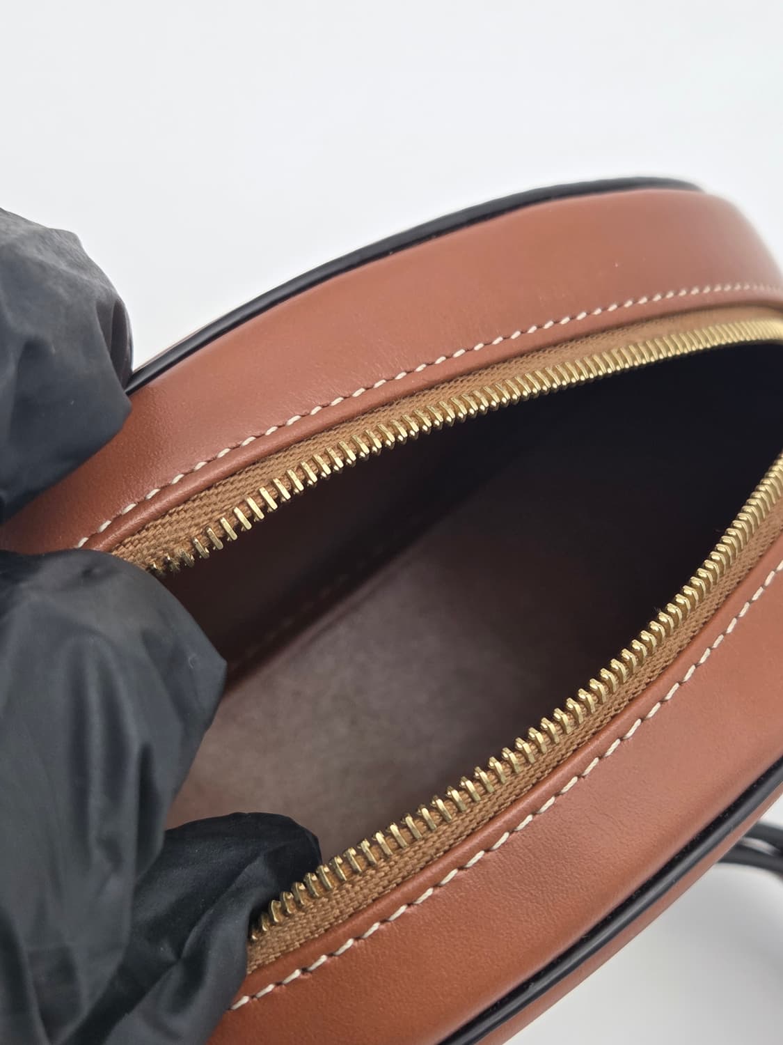 셀린 오벌 펄스 트리옹프 미니 크로스백 상품이미지9