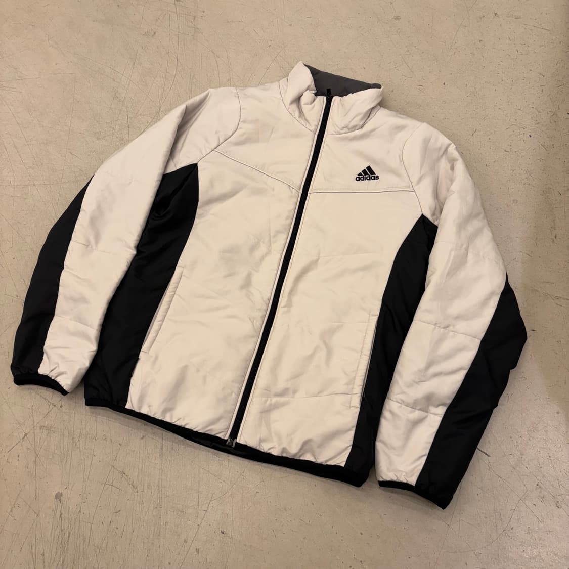 아디다스 스몰로고 투톤 누빔 자켓 상품이미지1