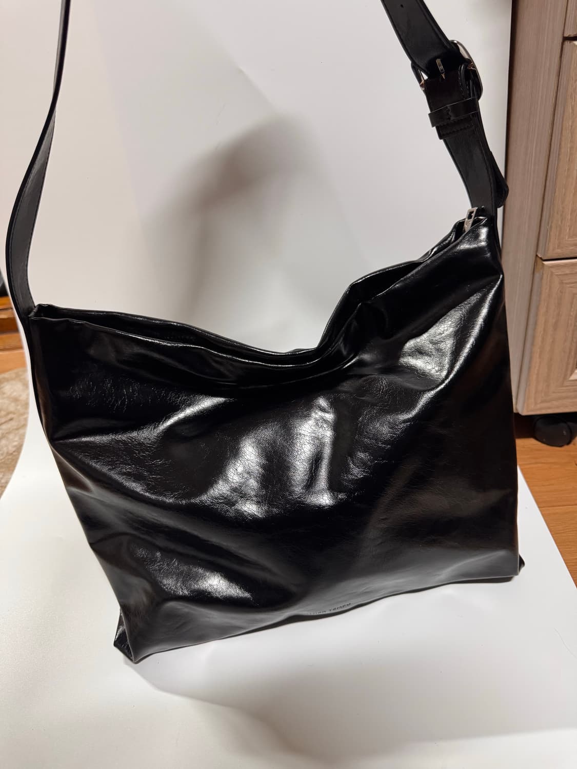 아더템보 블랙 숄더백 상품이미지3