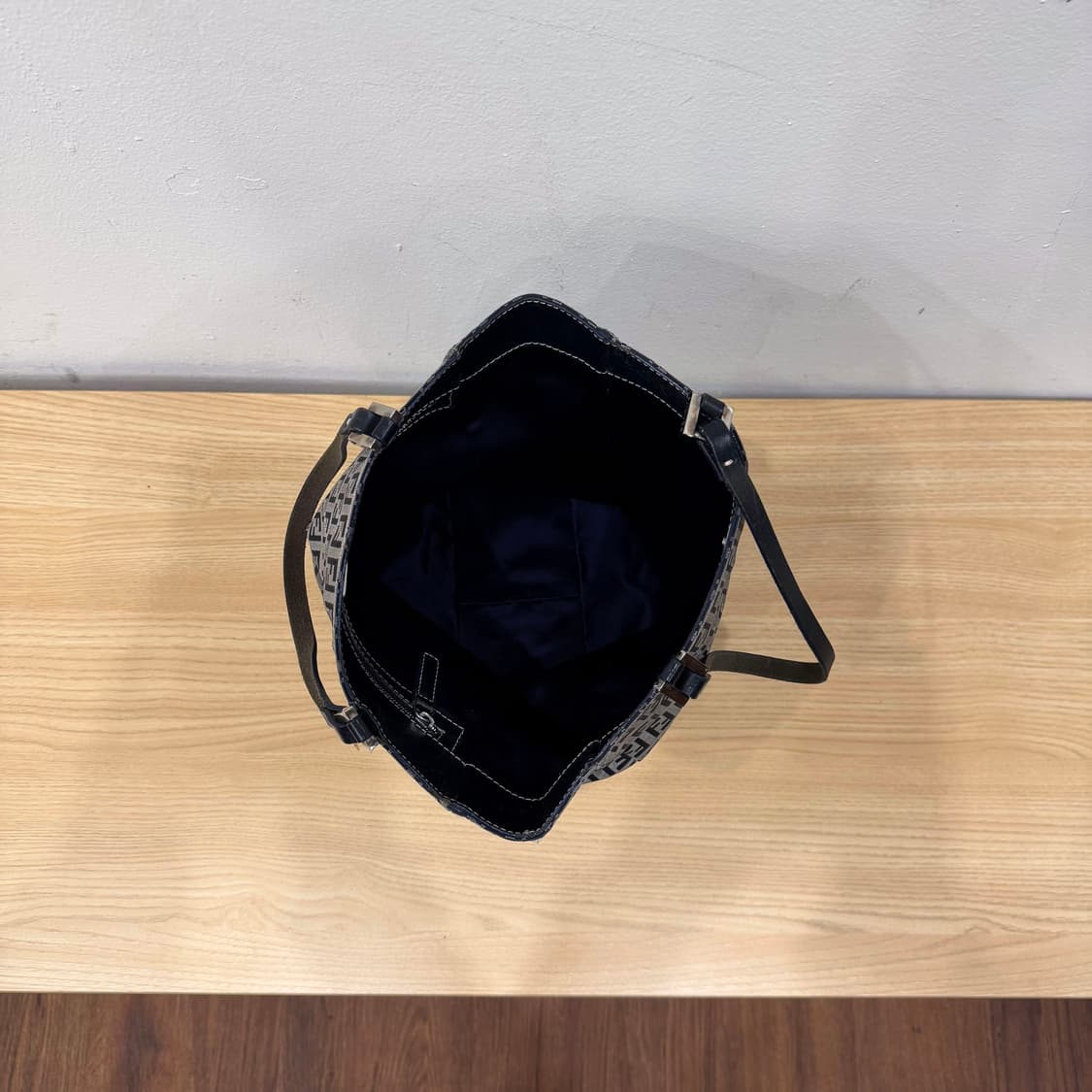 펜디 토트백 FF 주카 로고 패턴 레더 핸들 실버 버클 디테일 블랙 상품이미지5