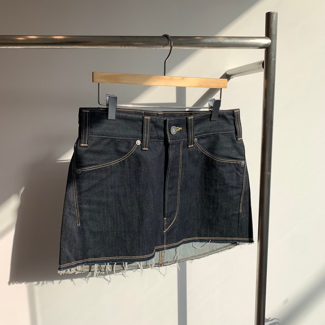 [리바이스] 엔지니어드 진 로우라이즈 데님 스커트 치마 상품이미지1