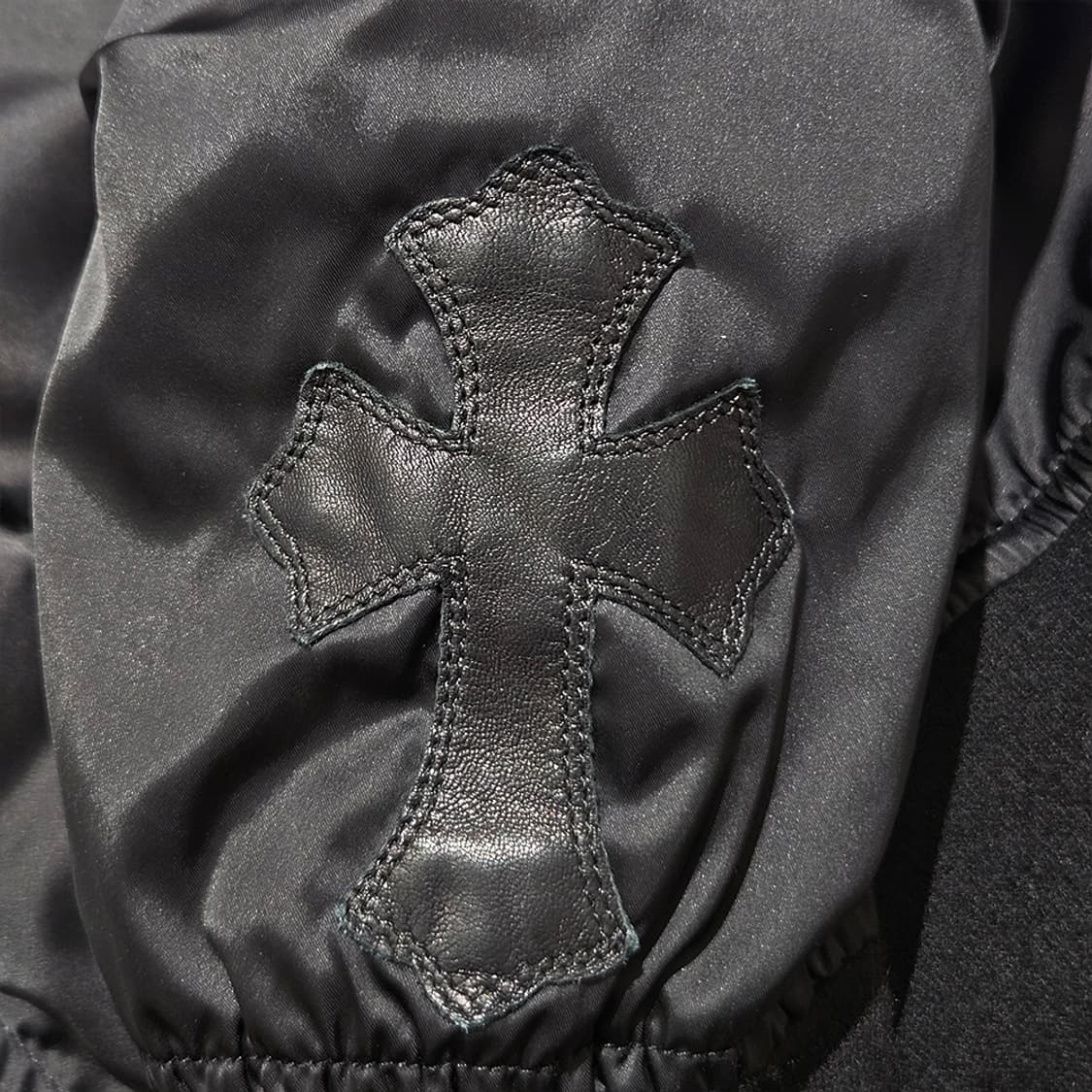 [S] 크롬하츠 크로스 레더패치 대거 봄버 블랙 C0101C013 상품이미지5