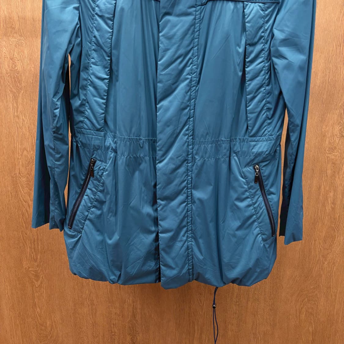 랑방 콜렉션 하이넥 라이트 집업 점퍼 드로우 스트링 디테일 블루 상품이미지5