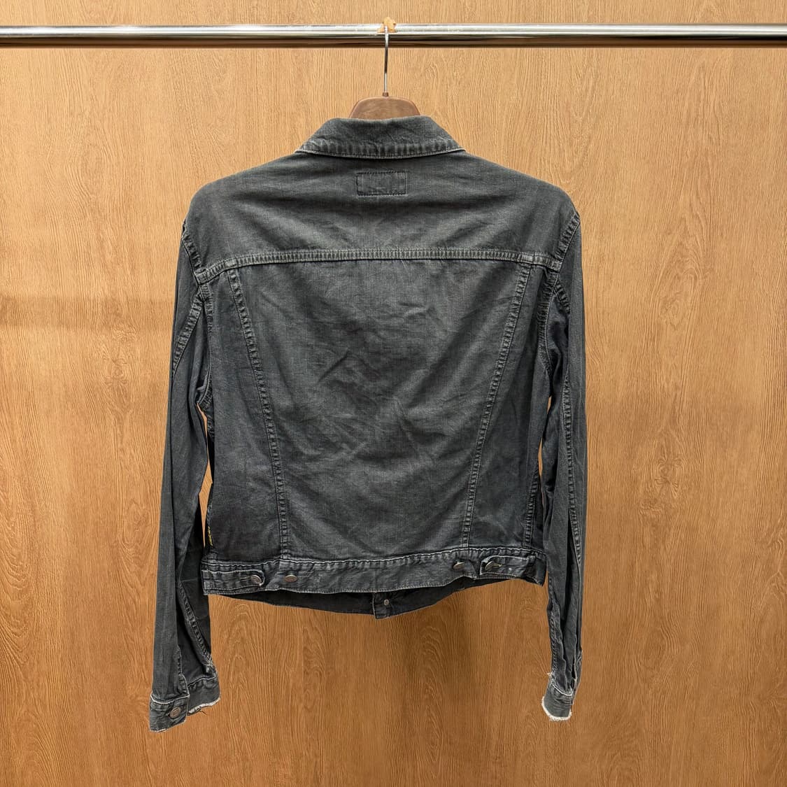 아르마니 진스 데님 트러커 자켓 버튼 클로저 사이드 포켓 디테일 흑청 상품이미지3