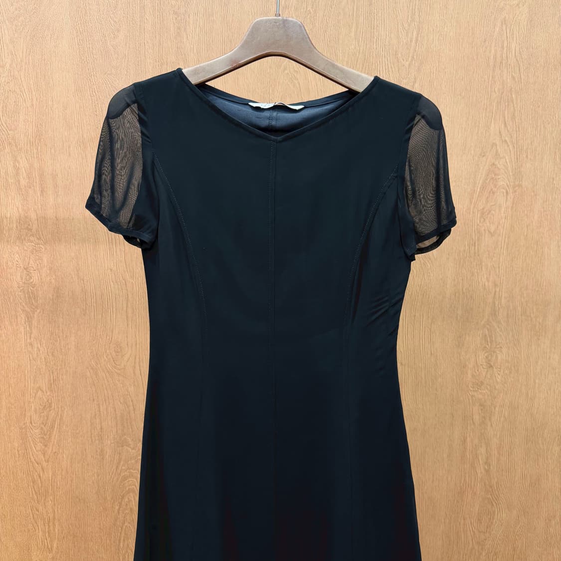 막스마라 페니블랙 브이넥 미디 원피스 시어 슬리브 쉬폰 배색 디테일 블랙 상품이미지4