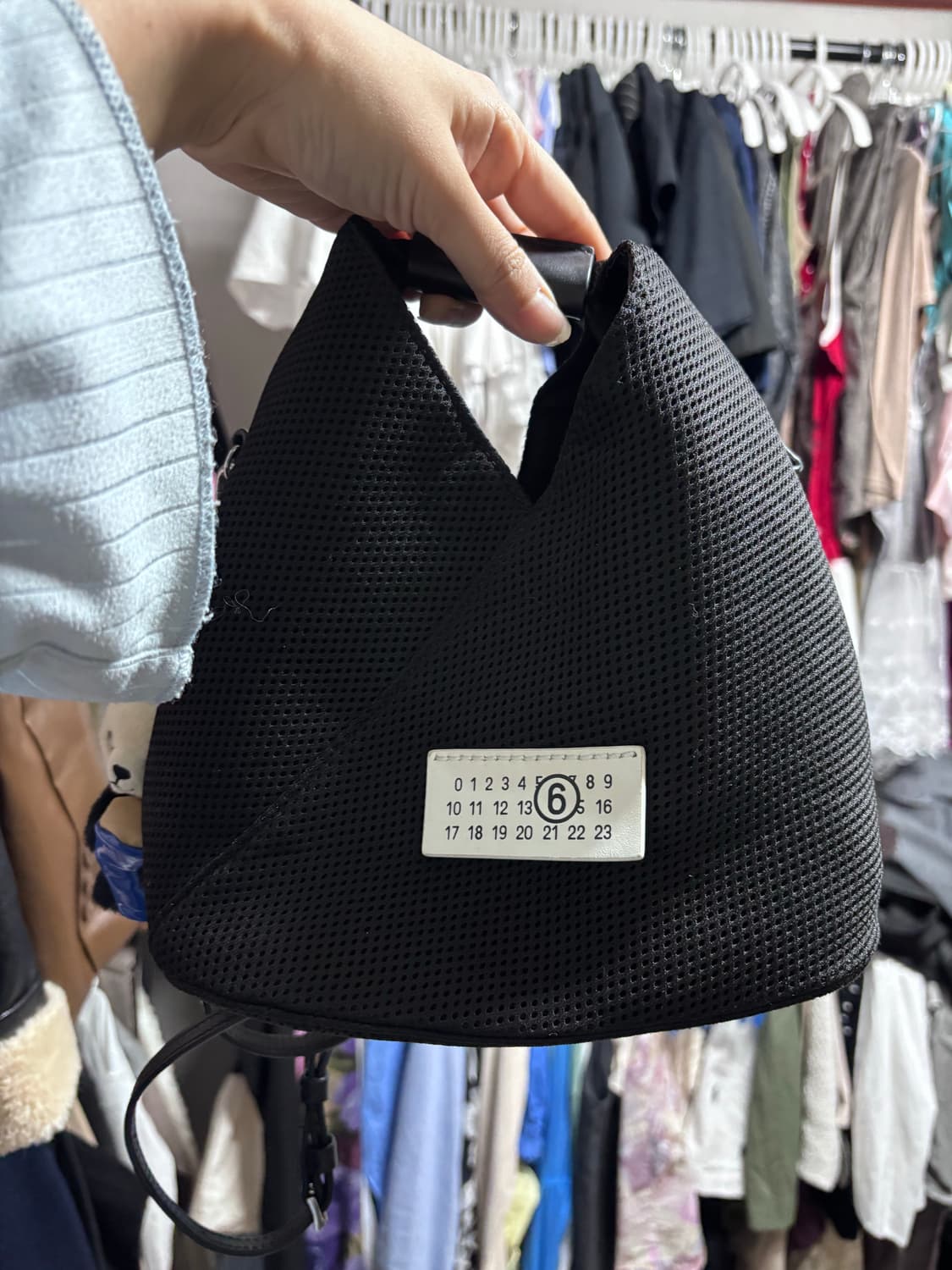 MM6 메종 마르지엘라 메쉬 클래식 크로스바디 재패니즈백 블랙 색상입니다 상품이미지3