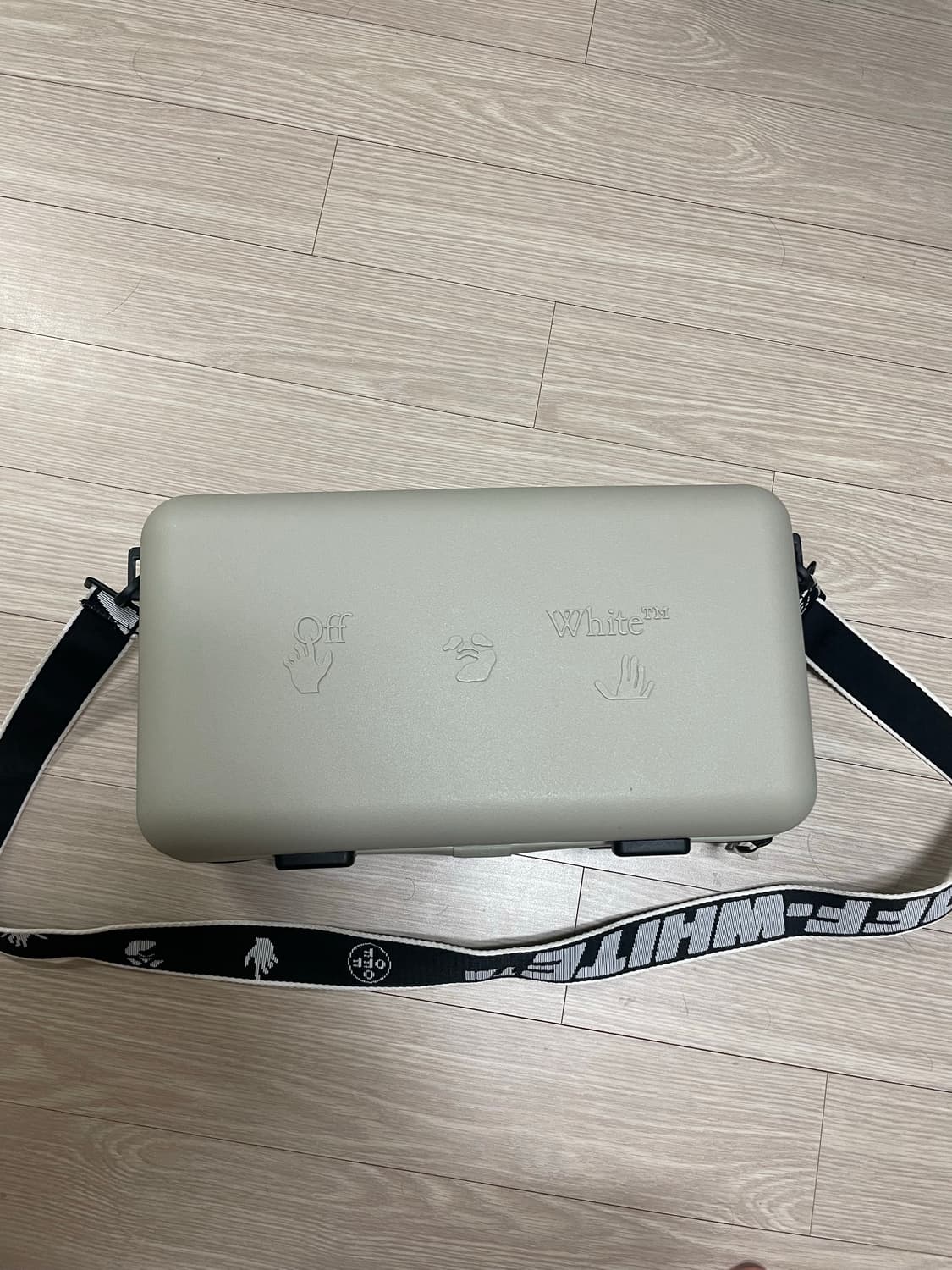 오프화이트 아모레퍼시픽 가방 상품이미지1