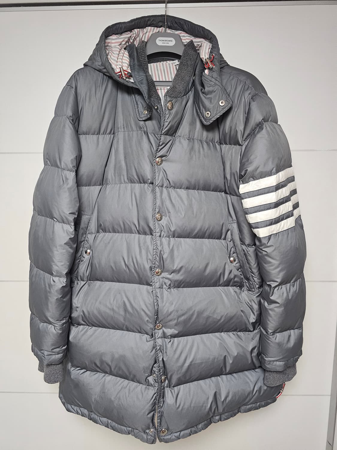 톰브라운 24년식 사선완장 후드 롱패딩(4/105/정품) 상품이미지1