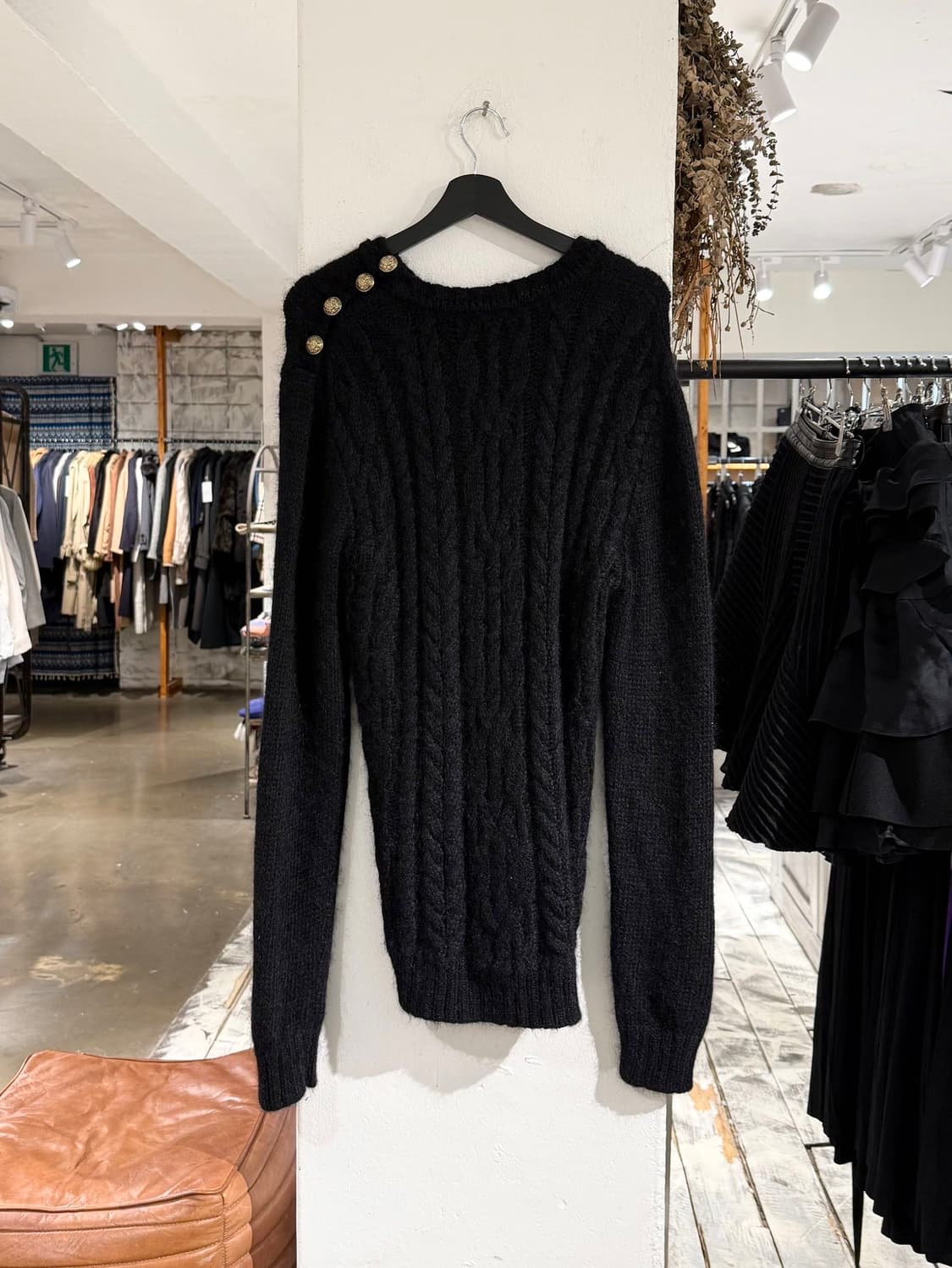 발망 블랙 금장 버튼 모헤어 케이블 니트 스웨터 상품이미지4
