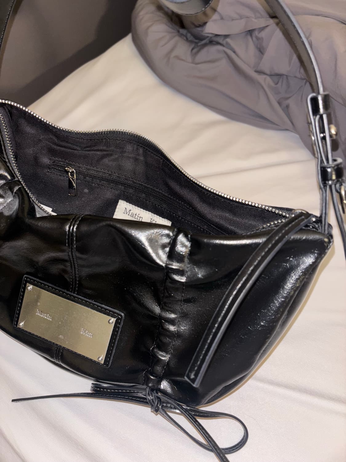 마뗑킴 하프 셔링 리본 라운드백 블랙 상품이미지3