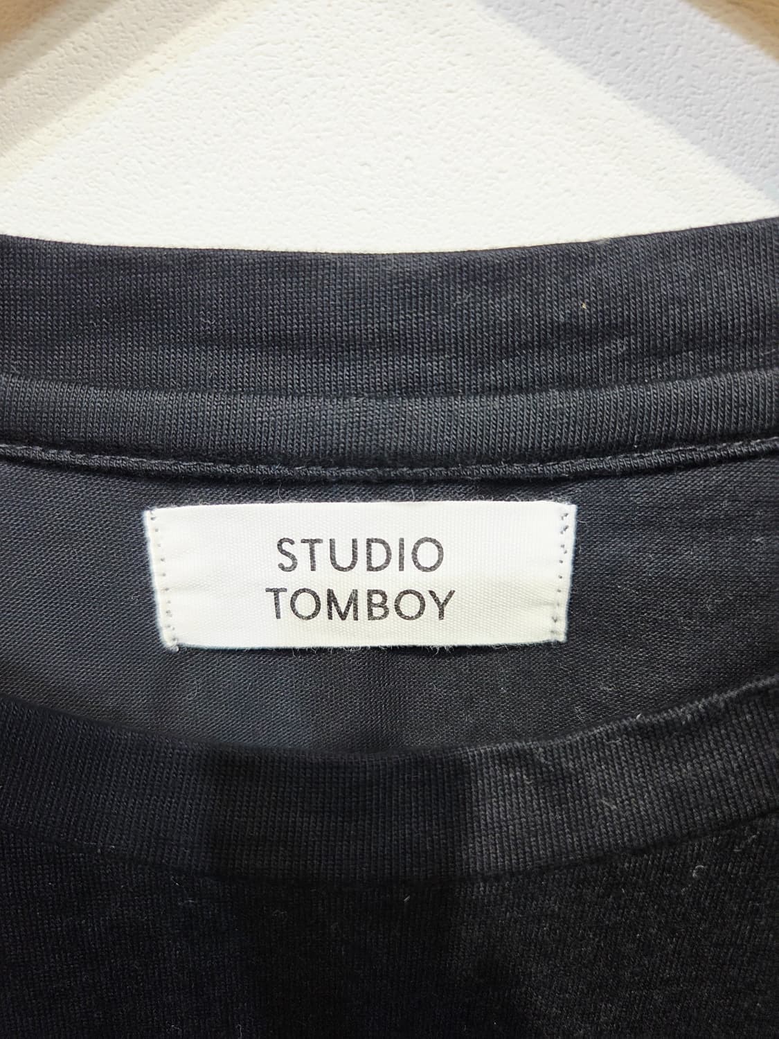 스튜디오 톰보이 Pauline 블랙 반팔 티셔츠_FREE 상품이미지4