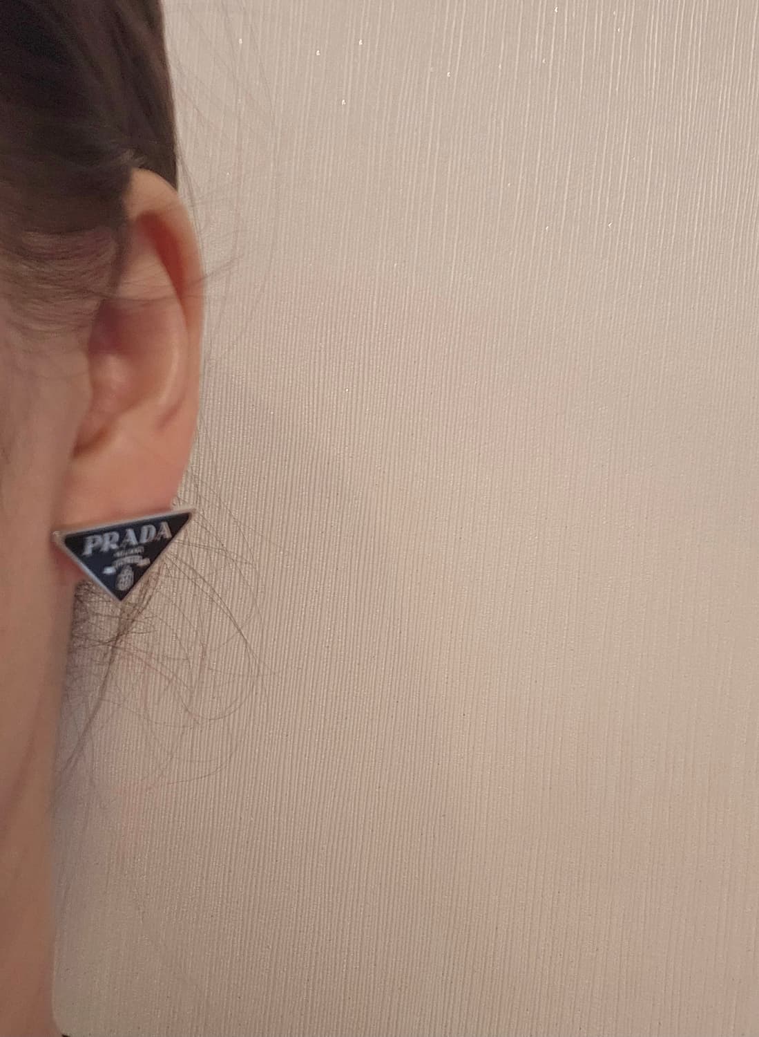 프라다 업사이클링 삼각로고 귀걸이 블랙 상품이미지6