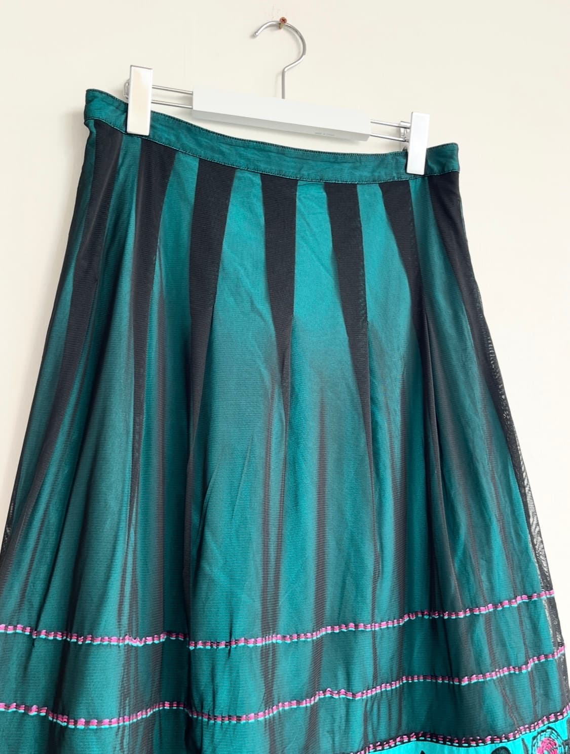 에메랄드 자수 시스루 스커트 상품이미지3