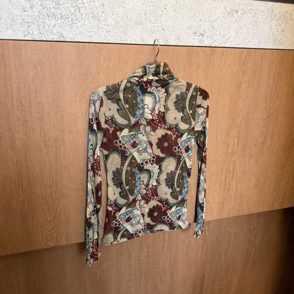 빈티지 터틀넥 티셔츠 플로럴 페이즐리 패턴 프린팅 디테일 슬림핏 버건디 상품이미지2