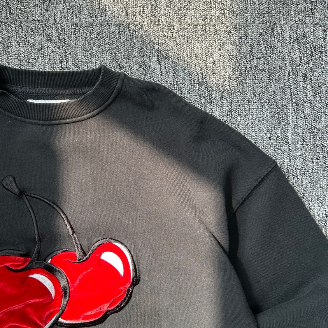 키르시 블랙 빅체리 맨투맨 상품이미지2