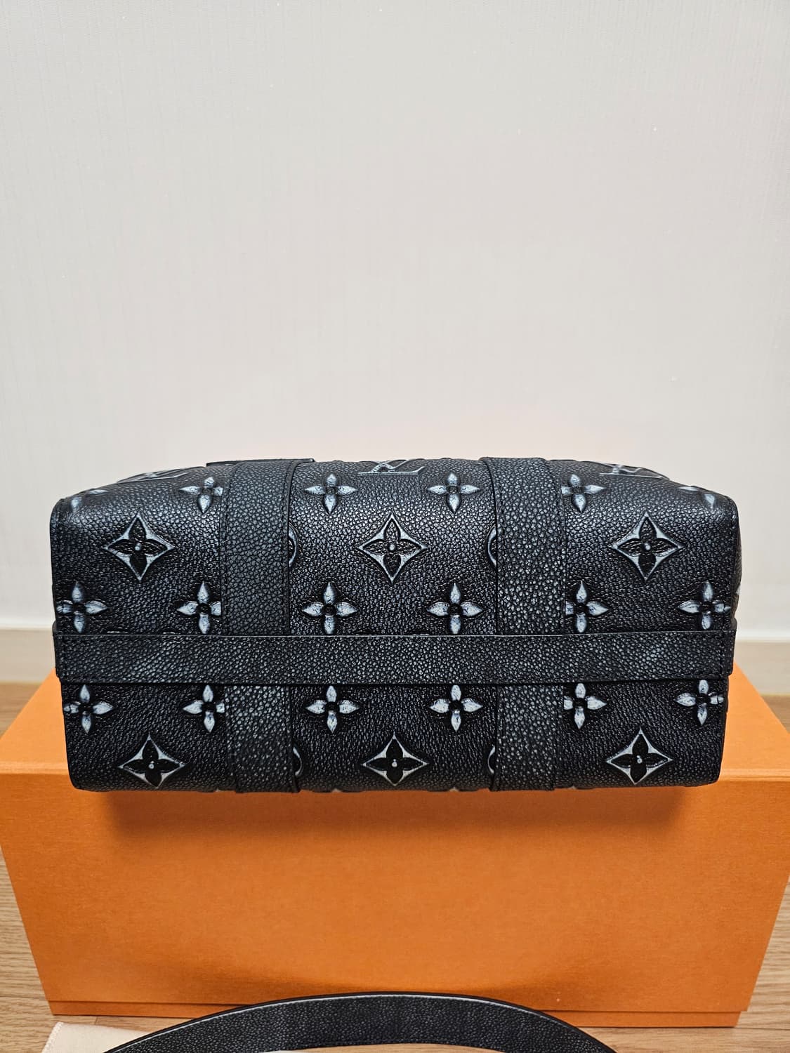 루이비통 버질아블로 토리옹 돌무늬 입체 시티키폴 (새상품) 상품이미지7