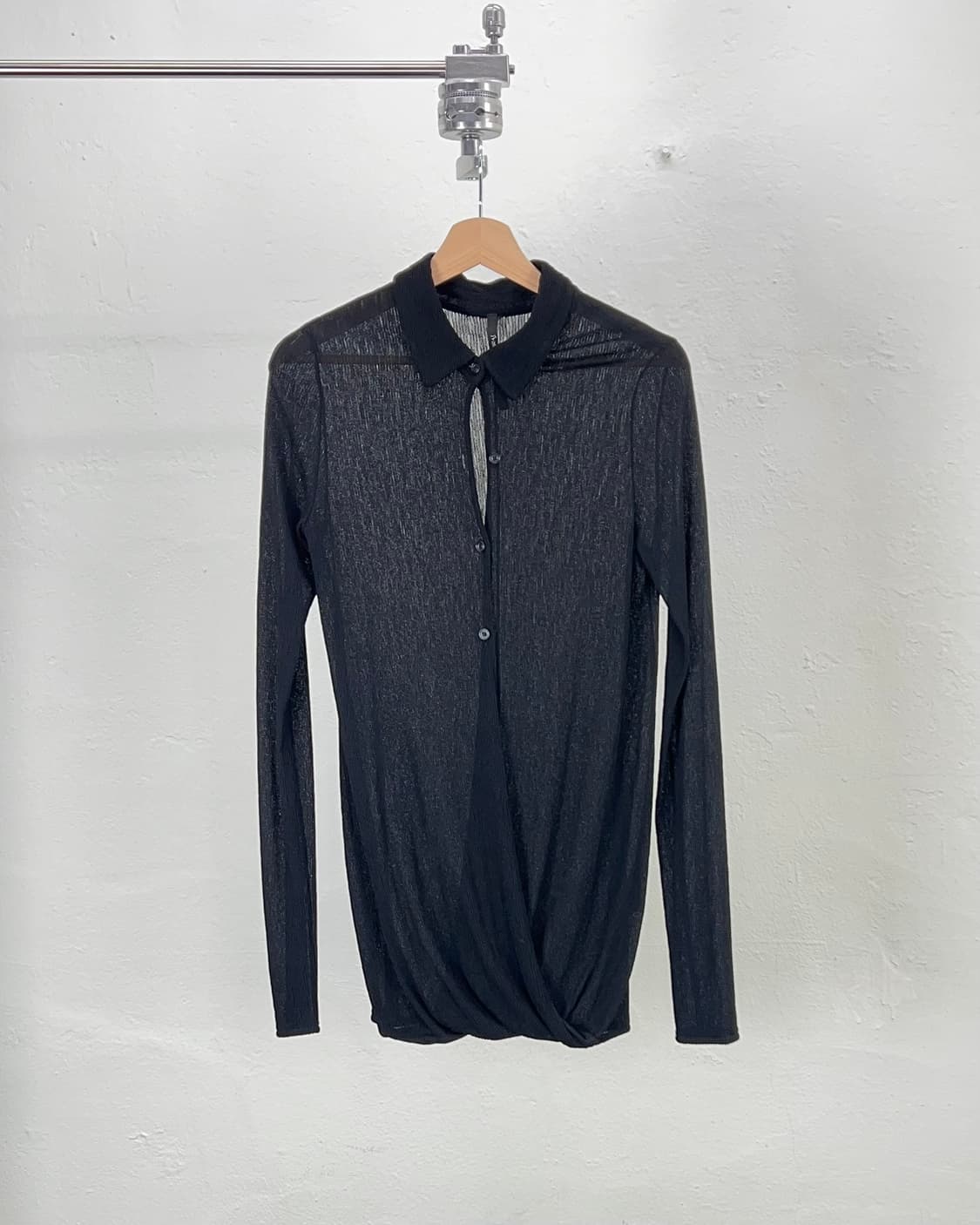 트랜짓 블랙 리브 비스코스 드레이프 메쉬 카라 넥 셔츠 상품이미지1