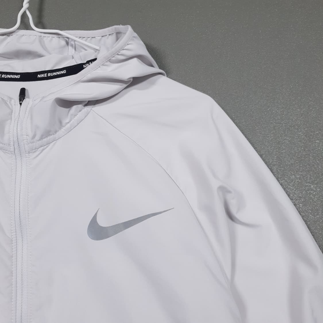 M (95) 나이키 에센셜 러닝 경량 바람막이 집업 후드 자켓 아이보리 상품이미지2