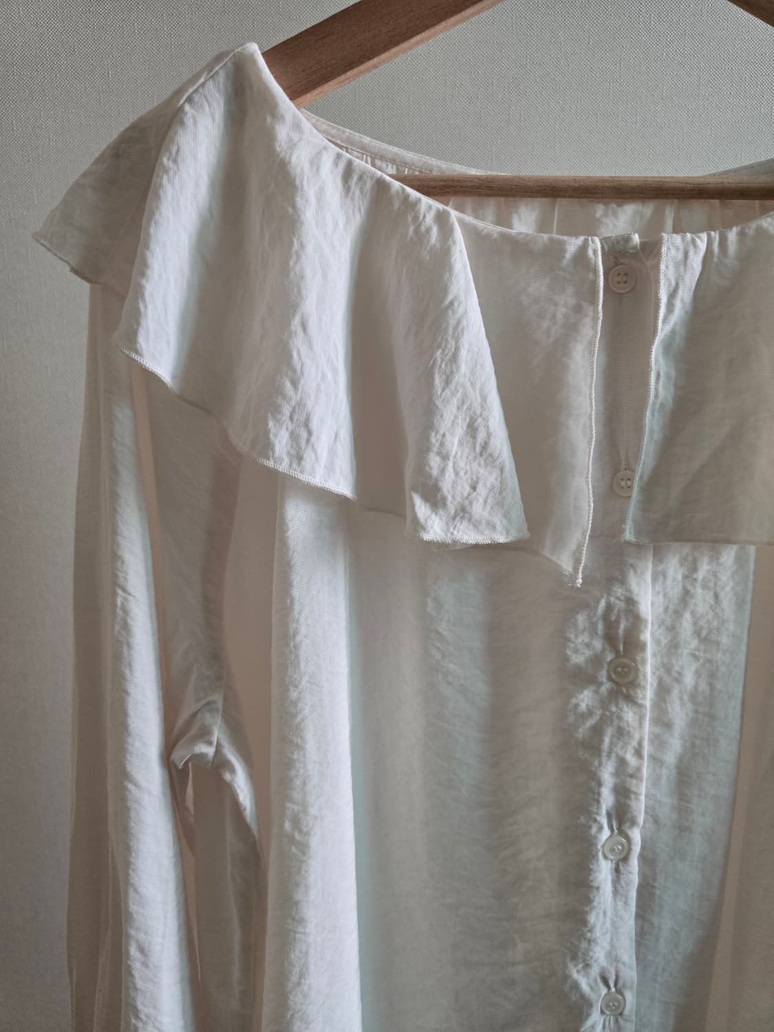 Off-White Ruffle Collar Blouse 상품이미지2