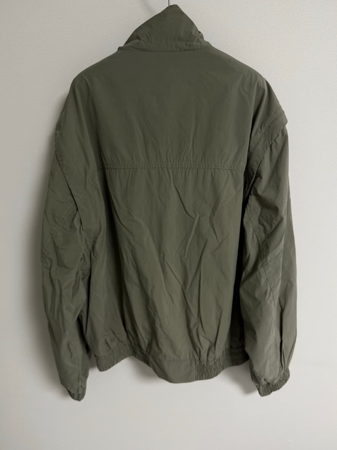 마뗑킴 디태쳐블 슬리브 볼륨 점퍼 카키 상품이미지4