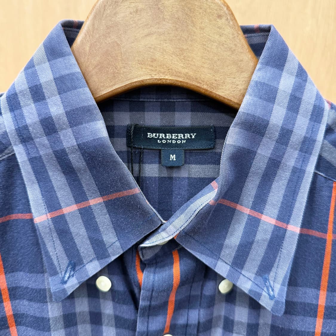 버버리 런던 코튼 셔츠 레드 그레이 체크 패턴 로고 자수 디테일 네이비 상품이미지6
