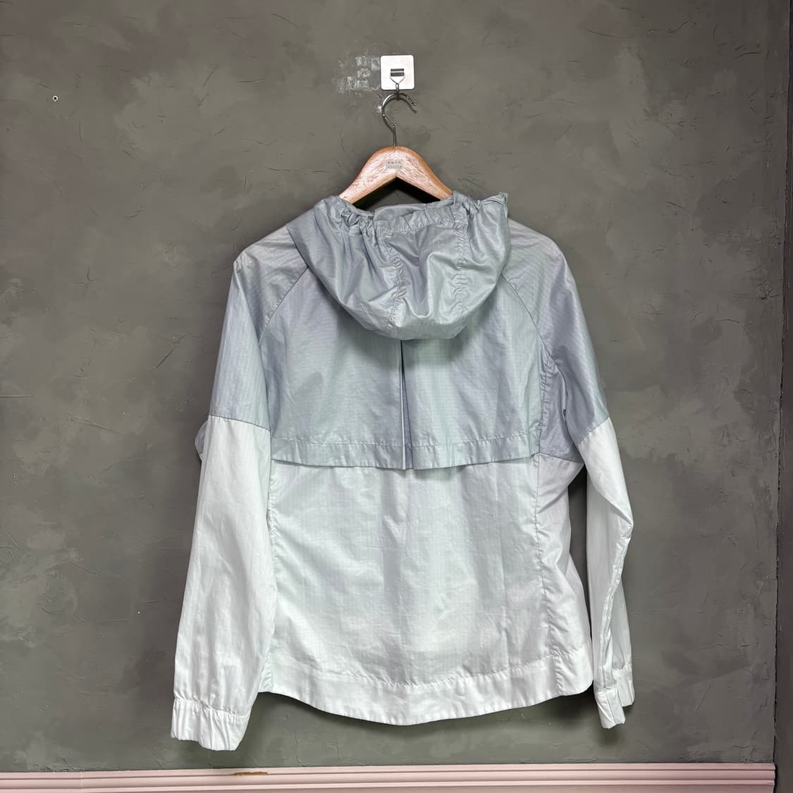 나이키 스우시 바람막이 화이트 그레이 상품이미지4