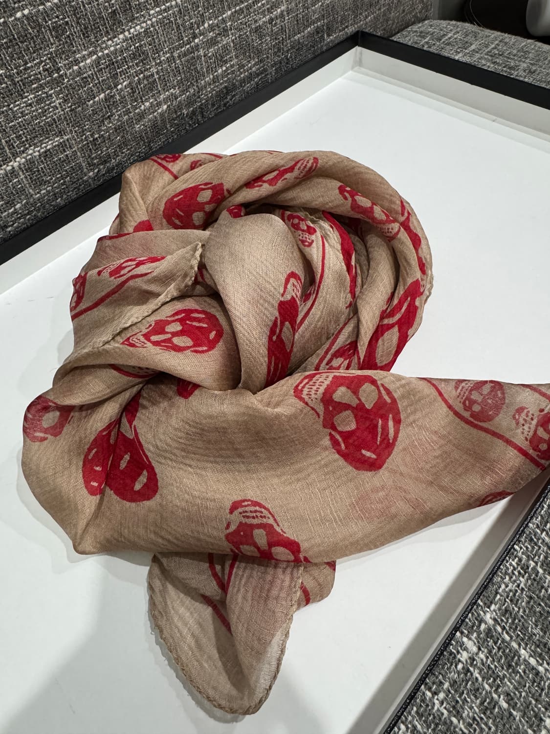 알렉산더 맥퀸 실크 스컬 스카프 정품 상품이미지1