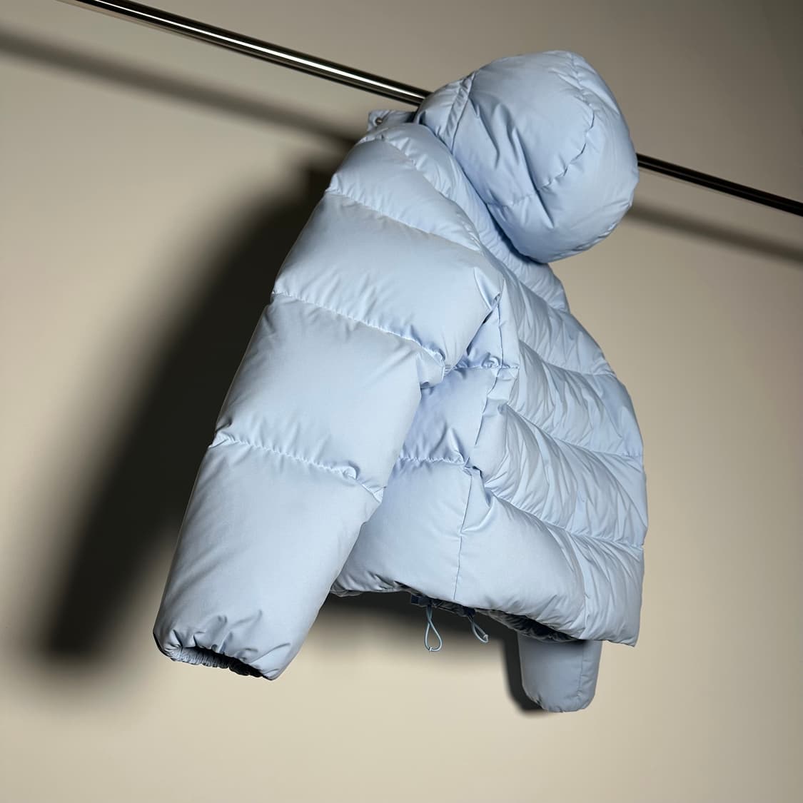 미우미우 테크니컬 폰지 후드 다운 자켓 상품이미지2