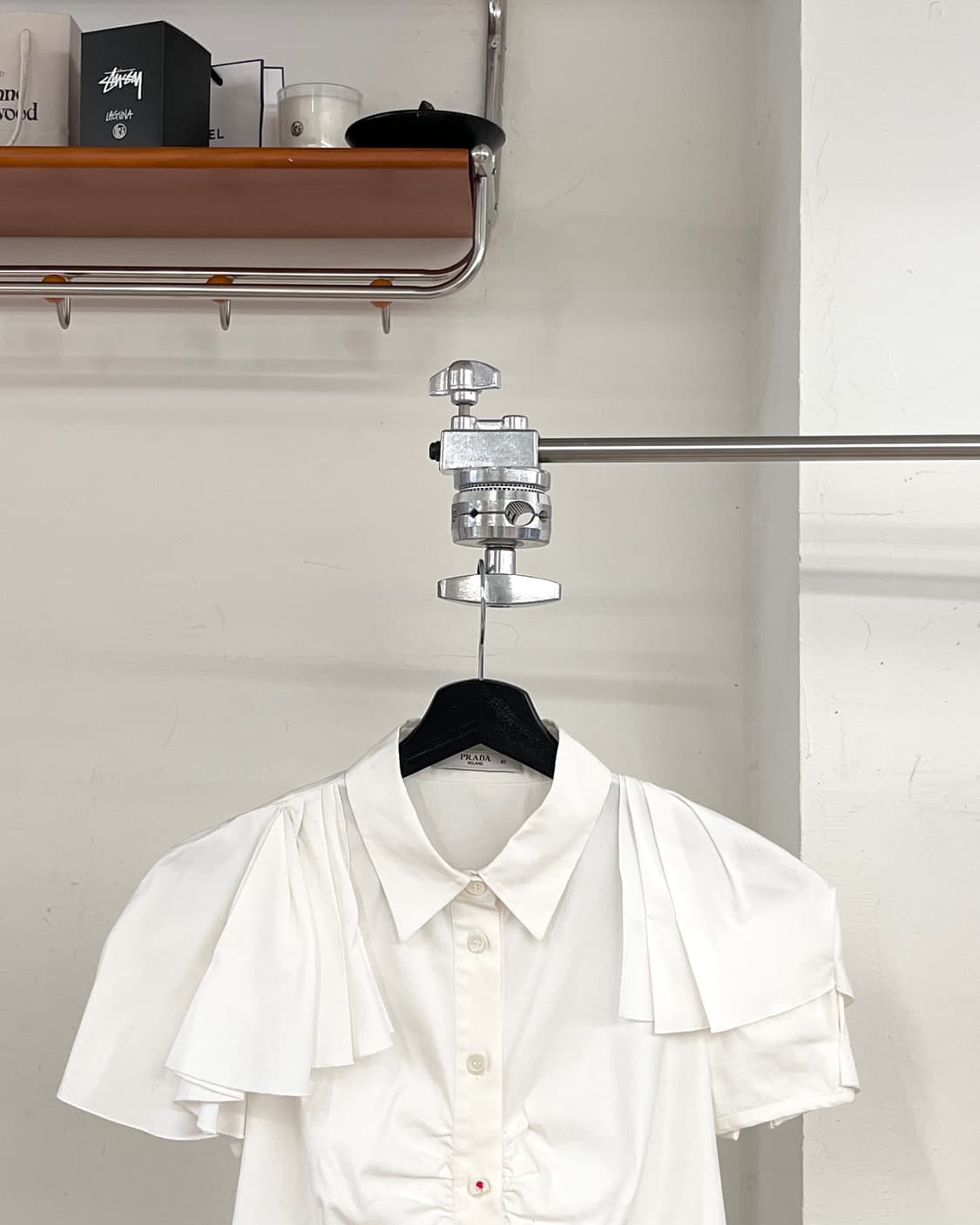 프라다 화이트 레이어드 숄더 하프 셔츠 상품이미지2