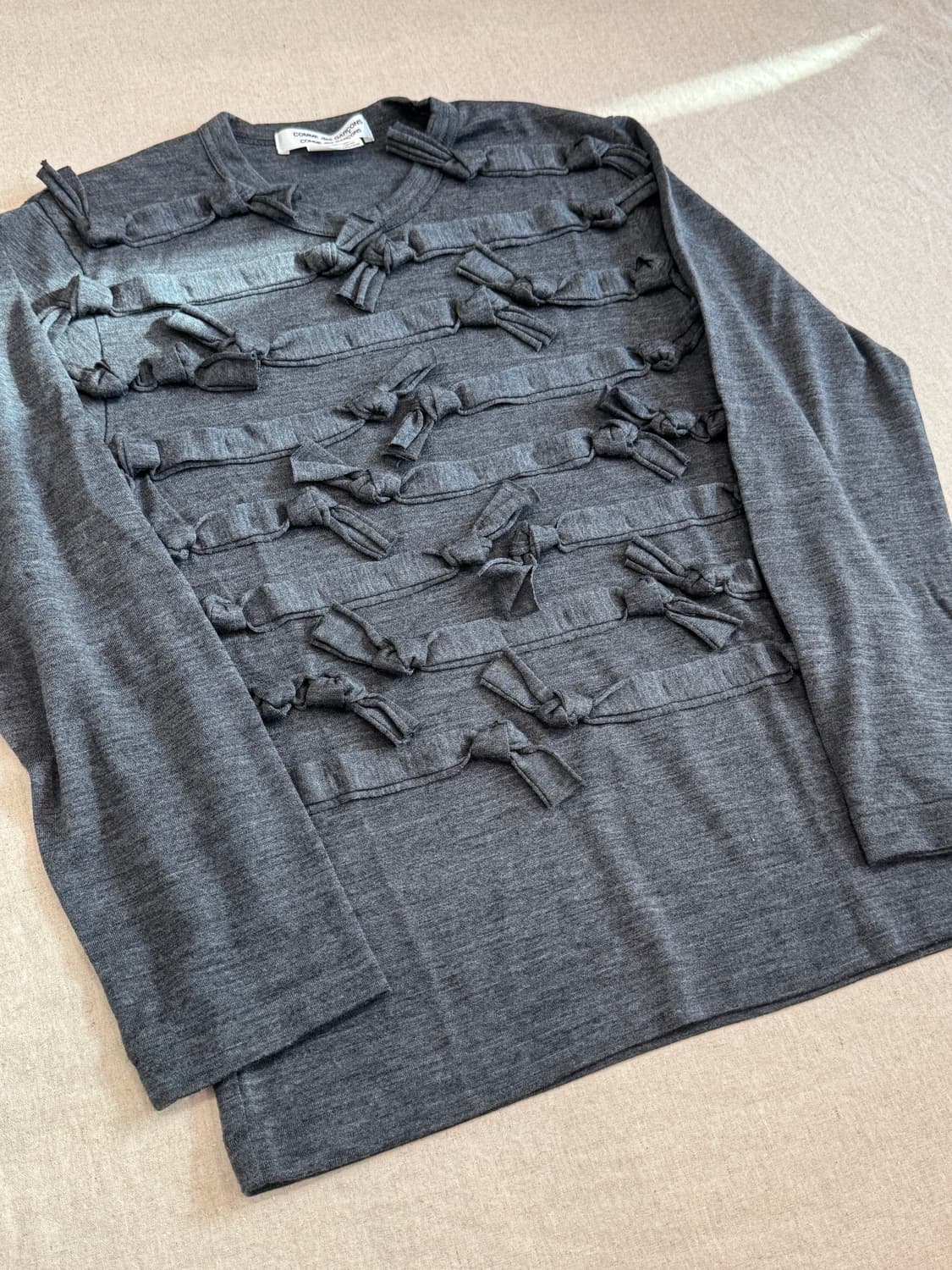 꼼데가르송 꼼꼼 25aw 리본 그레이 니트 상품이미지3